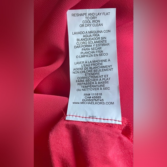 MK Elegant Coral Sleeveless VTop
Generous Size Small
Pit-Pit 19”
Long26”
Arm 9” - Picture 6 of 8